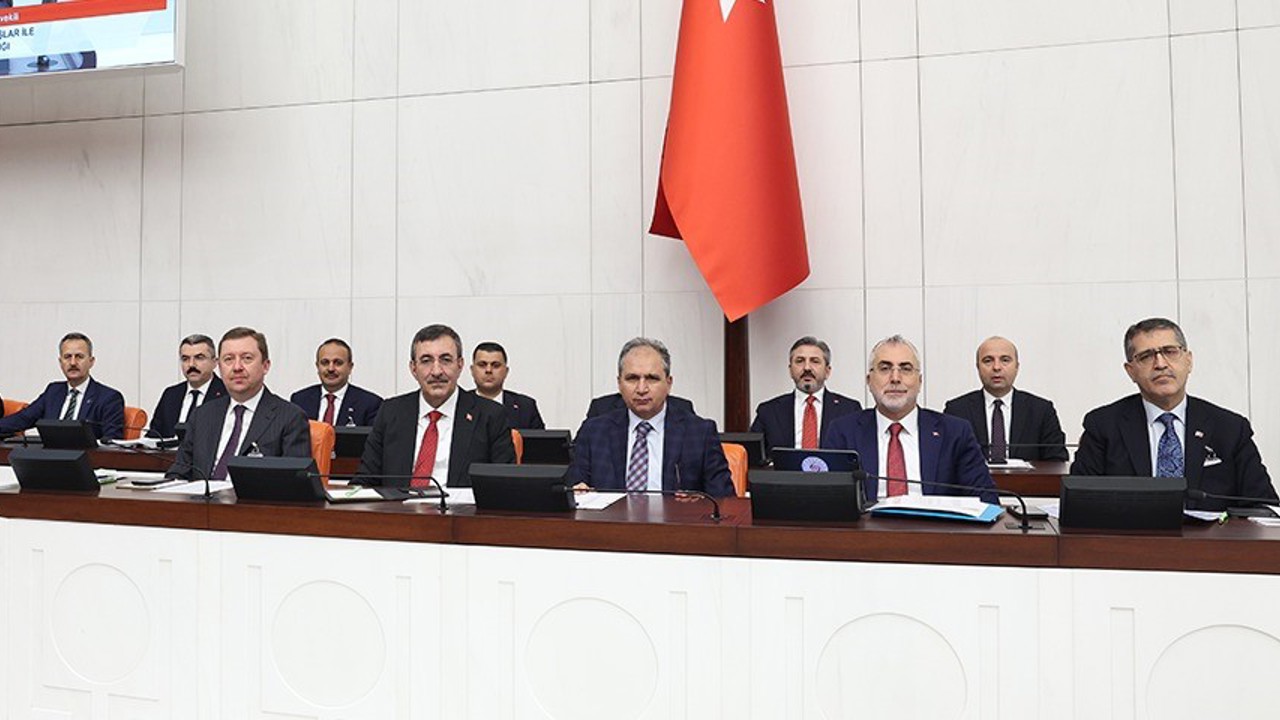 Bakan Işıkhan: "Asgari ücret miktarının çalışanlarımızın gelirlerini enflasyona ezdirmeyecek şekilde belirlenmesi için çalışmalarımızı sürdüreceğiz"
