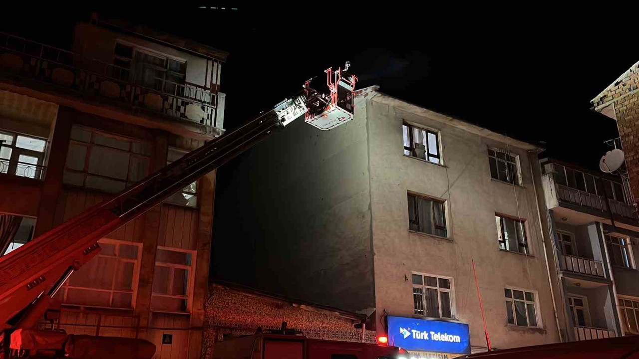 Konya’da 3 katlı binanın çatısında yangın paniği

