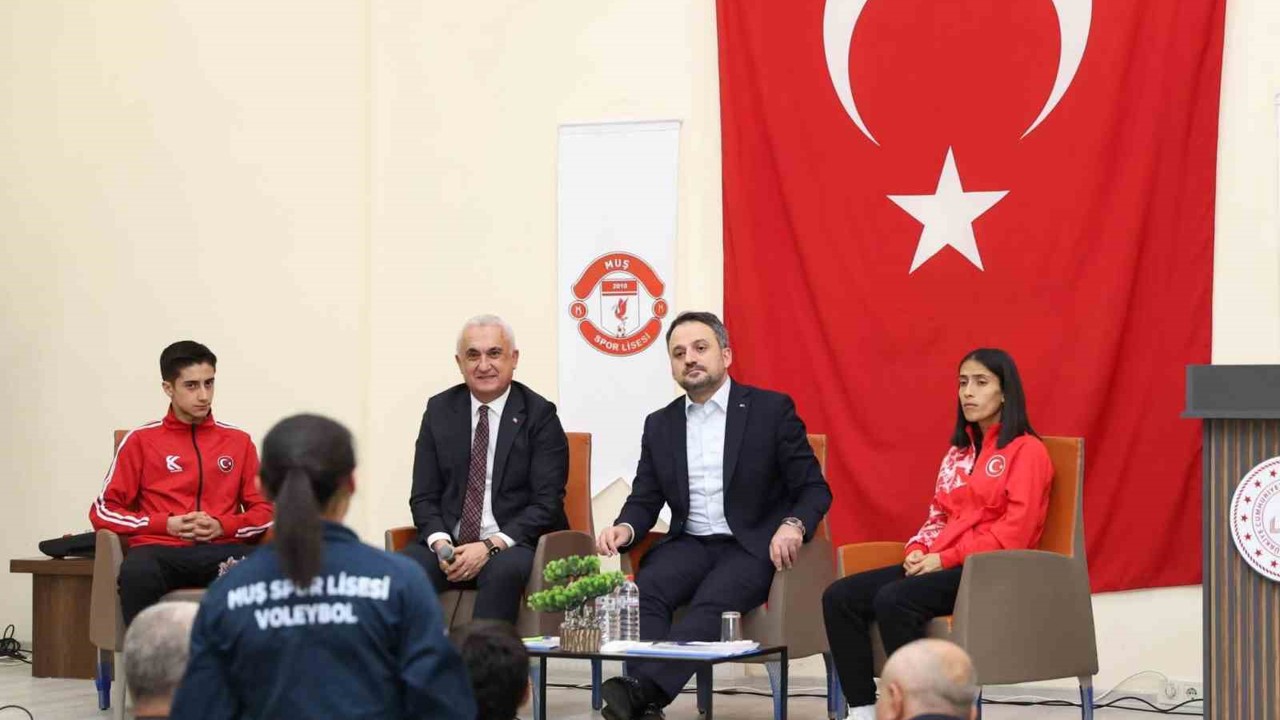 Bakan Yardımcısı Eminoğlu, Muş’ta sporun geleceğini gençlerle konuştu
