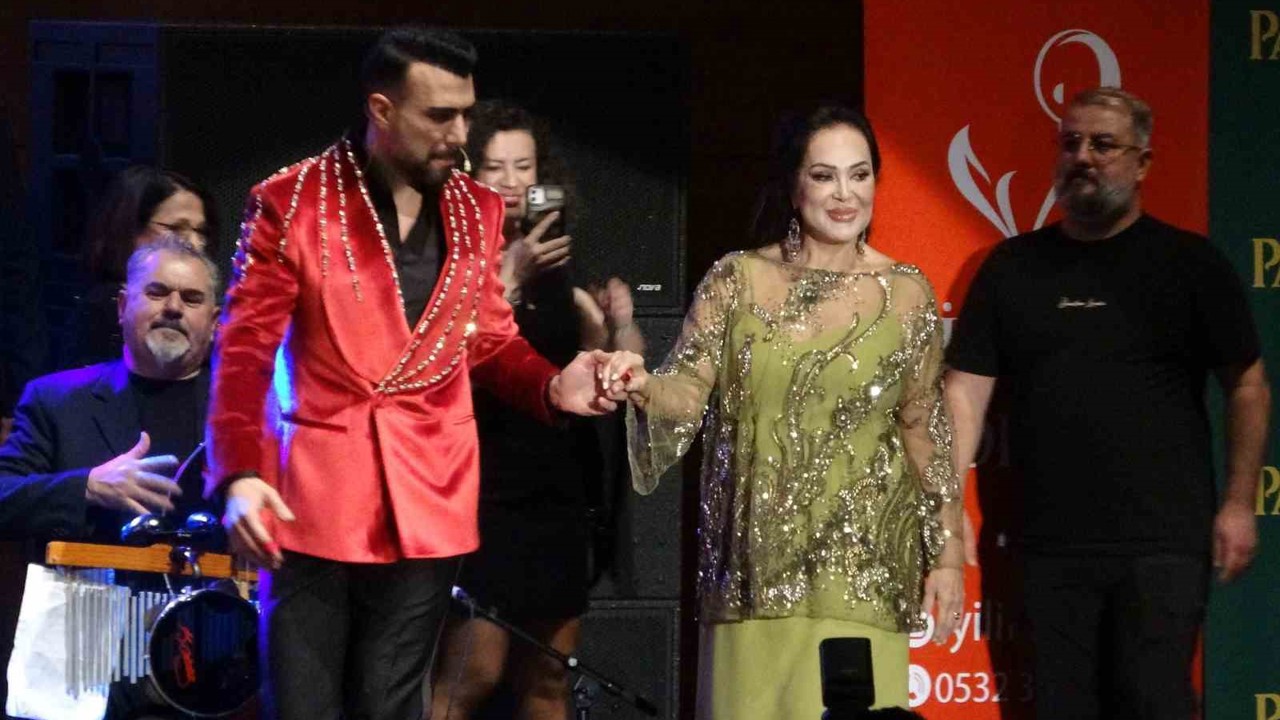 Türkan Şoray, ‘İyilik Korosu’ ile Mersin’de sanatseverlerle buluştu
