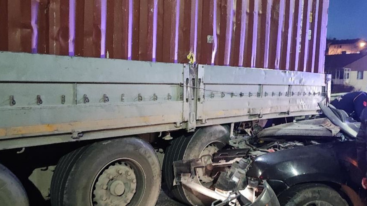 Bozüyük’te otomobil, park halindeki tıra arkadan çarptı: 1 ölü, 1 yaralı
