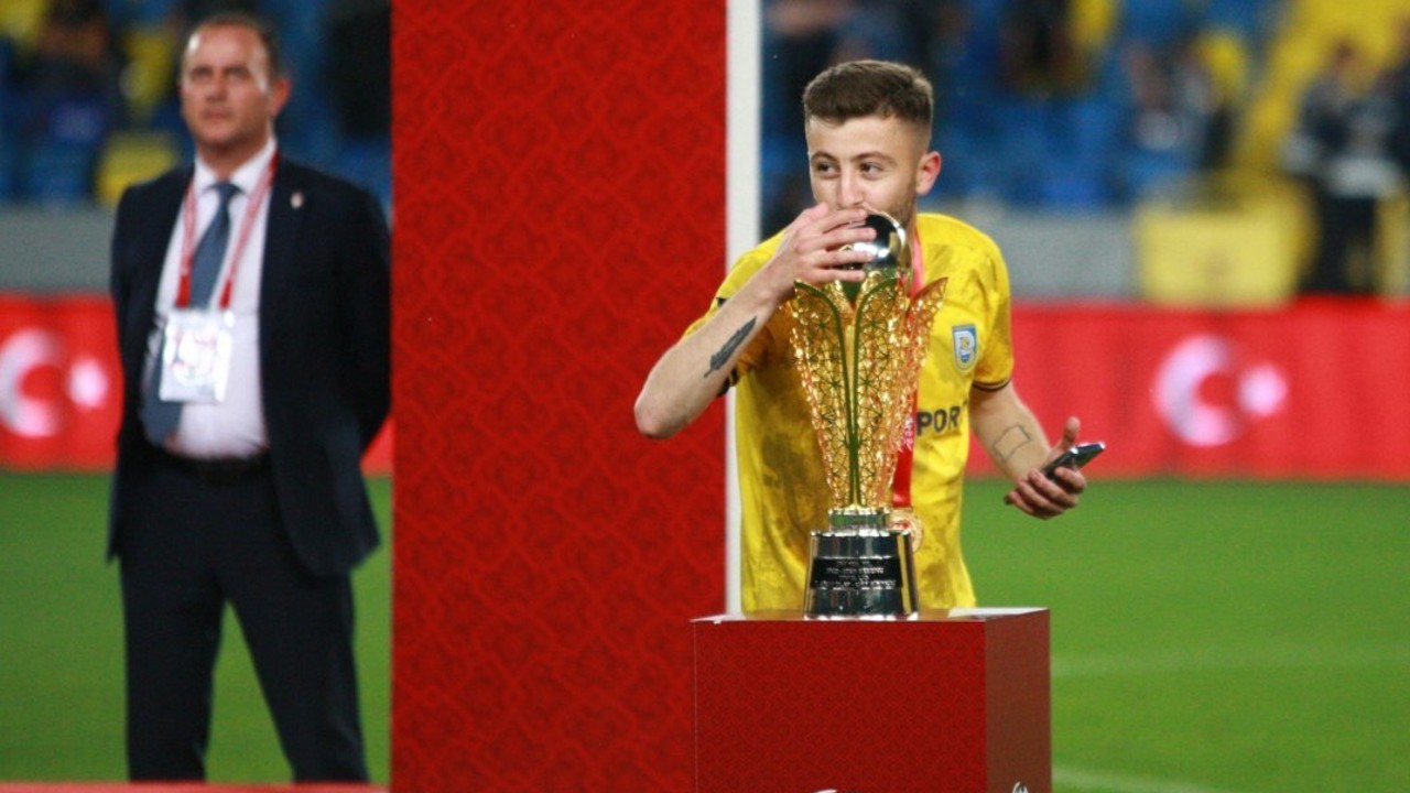 Kocaeli’de silahlı saldırı: 1’i futbolcu 3 yaralı
