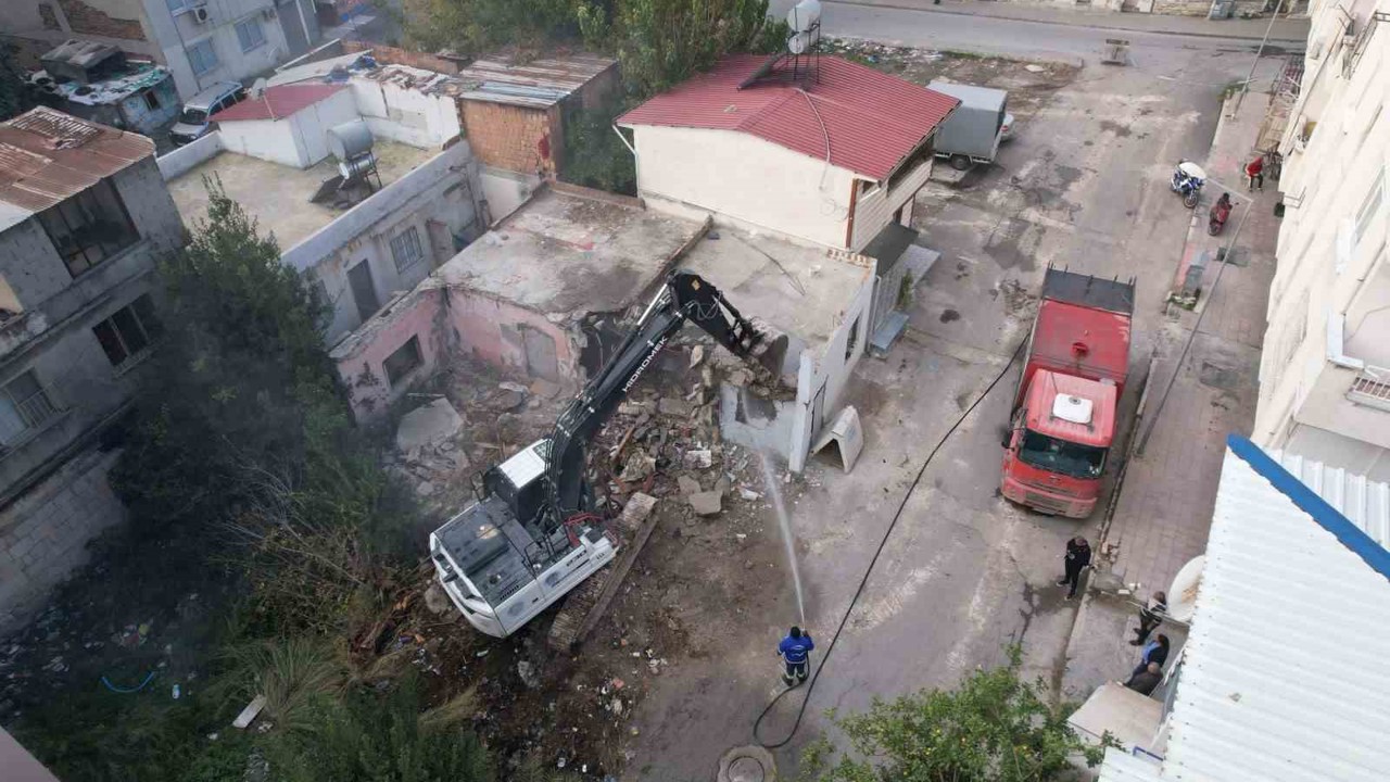 Mersin’de ağır hasarlı bina kontrollü şekilde yıkıldı
