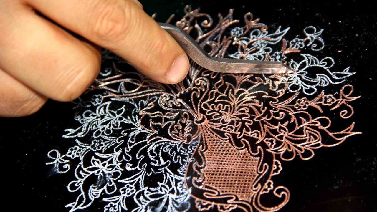 Erzincanlı kadınlar bakır işlemeciliğini yaşatıyor
