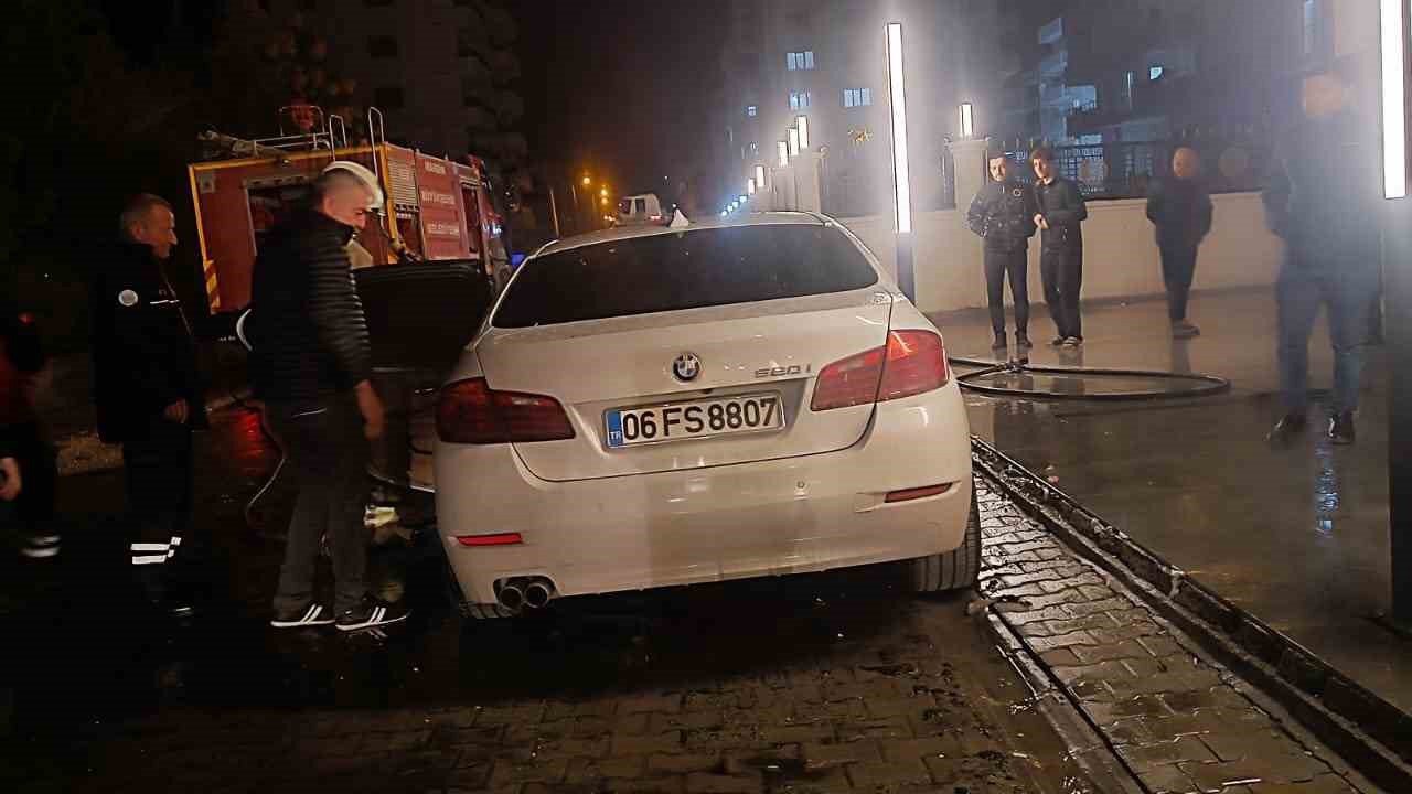 Mardin’de lüks otomobil alev alev yandı
