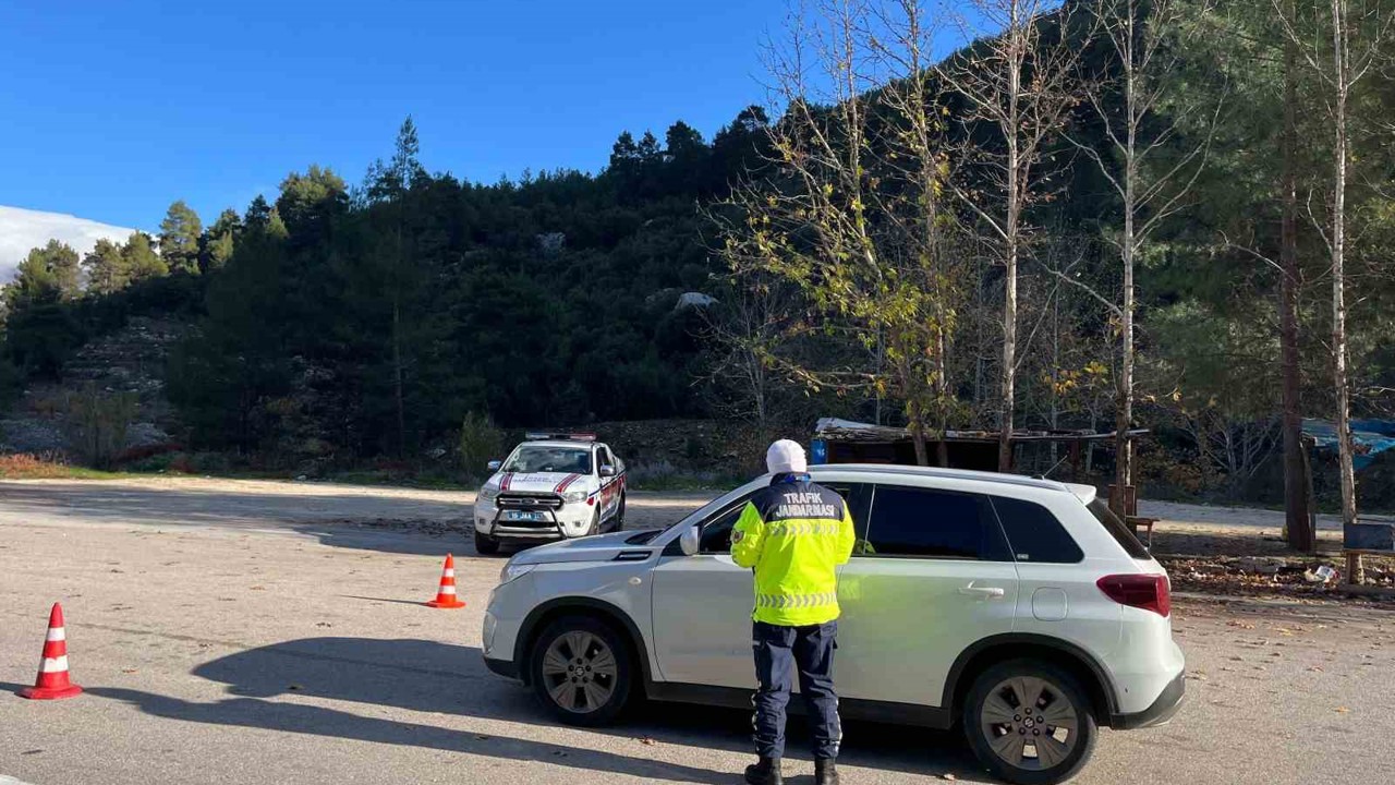 Burdur’da jandarma ekipleri tarafından trafik denetimleri devam ediyor

