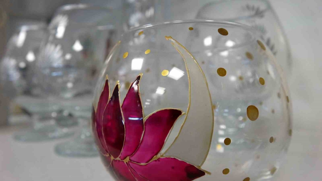 800 derece ateşle buluşan cam sanat eserine dönüşüyor
