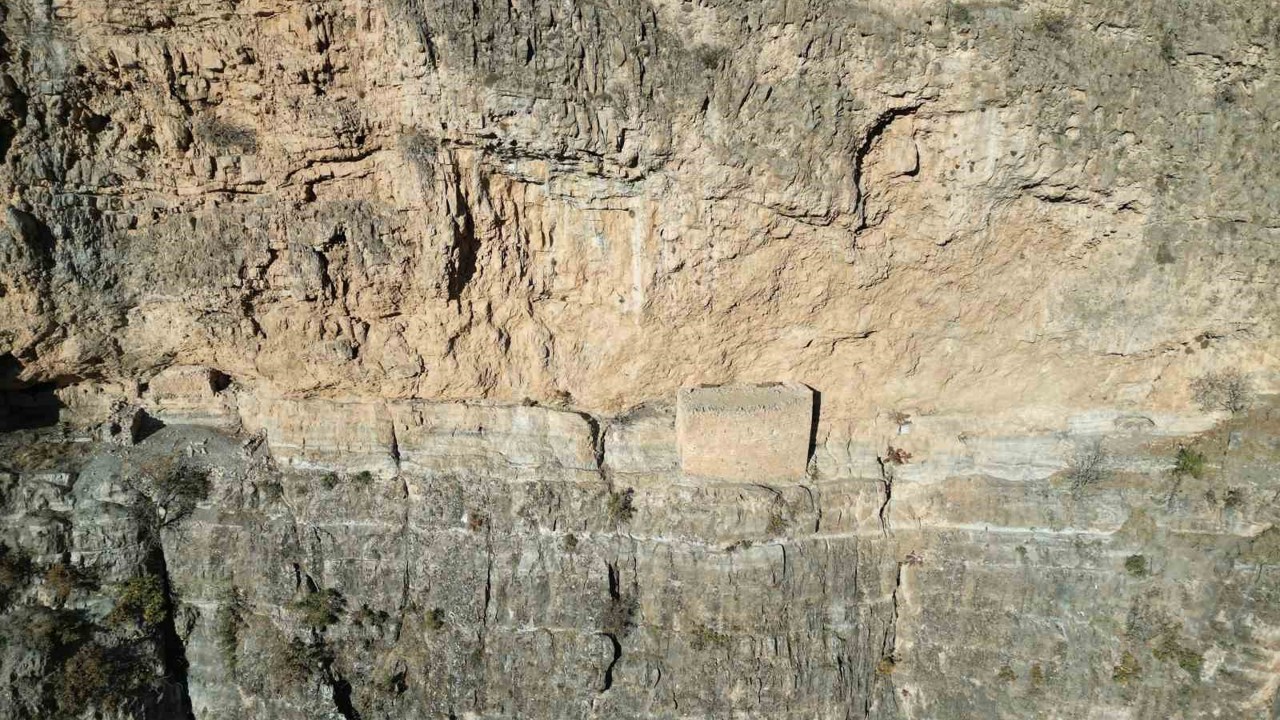 Kayaların ortasındaki manastır görenleri hayrete düşürüyor: Yüzlerce yıllık yapı dron ile görüntülendi
