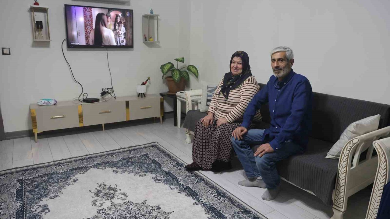 DEM partili milletvekilinin ‘Şantiye şefi’ yakıştırmasını yaptığı Bakan Kurum’a yuvasına kavuşan depremzedelerden destek
