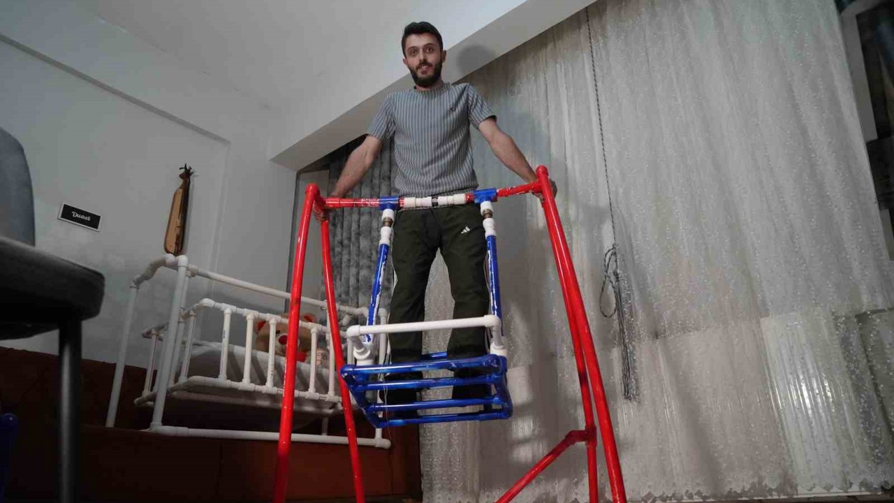 Tesisatçı baba adayından, doğacak bebeğine su borusundan beşik ve salıncak
