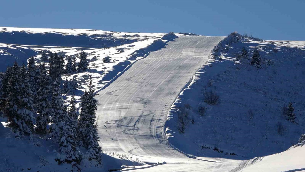 Dünyanın en iyileri arasında olan Çambaşı Kayak Merkezi sezona hazır
