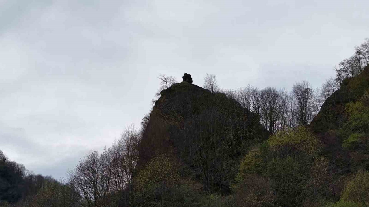 Yamaçtaki ilginç kaya dikkat çekiyor
