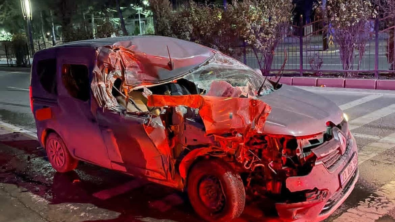 Elazığ’da hafif ticari araç, temizlik aracına çarptı: 1 yaralı

