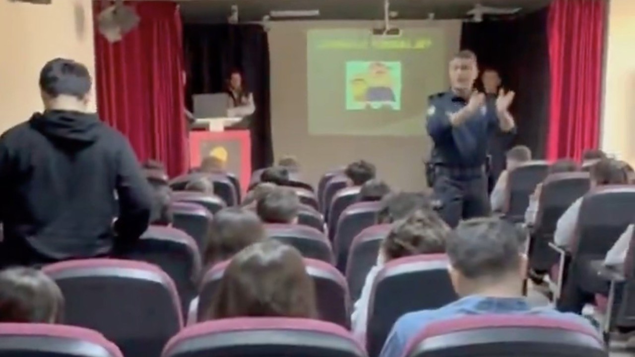 Eceabat’da emniyet ekiplerince öğrenciler bilgilendirildi
