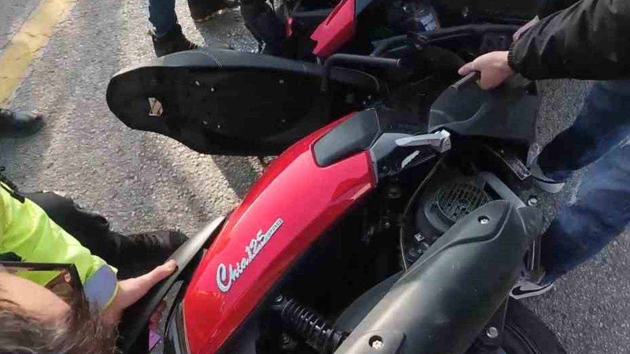 Aracın altında sıkışan motosiklet böyle çıkarıldı
