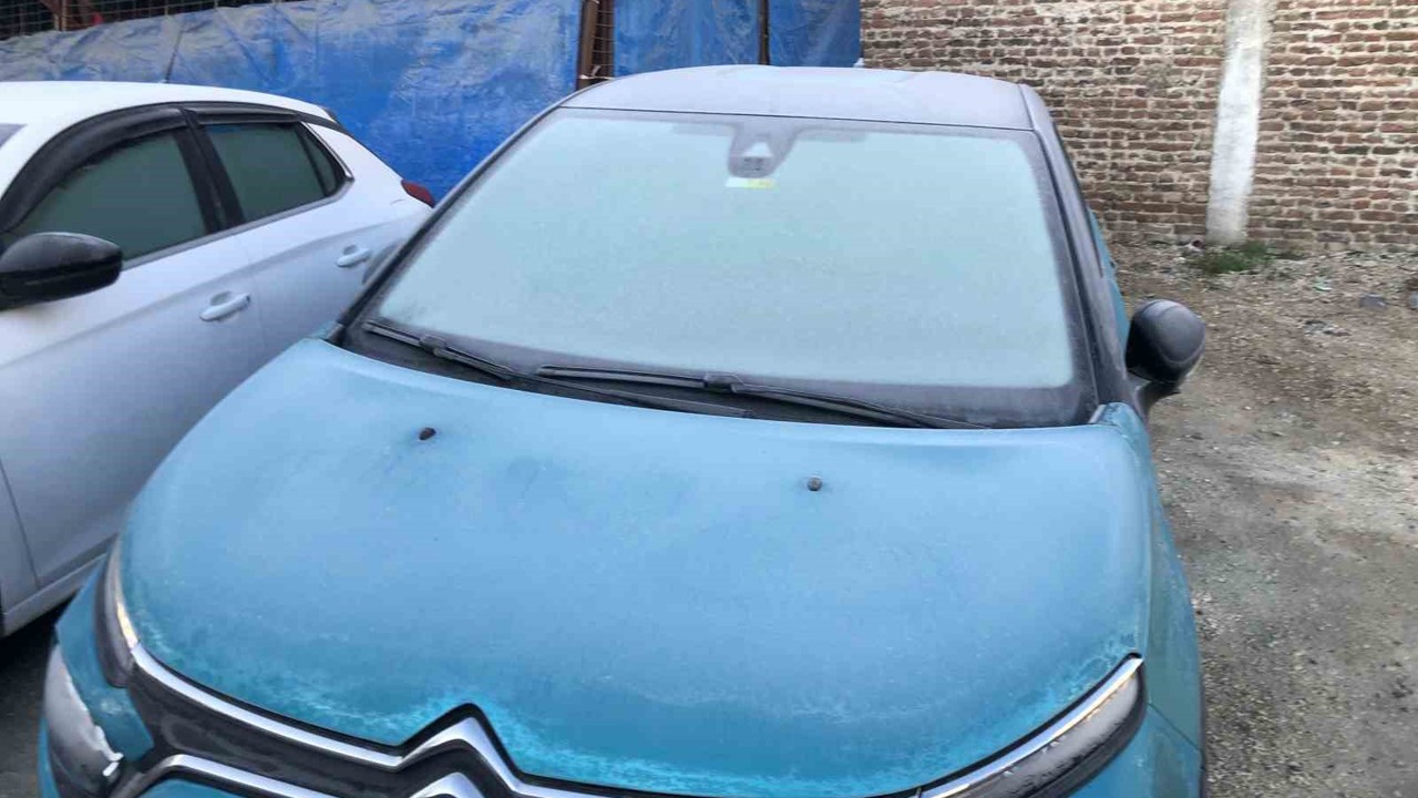 Araba camlarında buzlanma oluşmaya başladı
