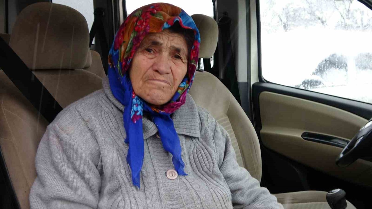 Kar sebebiyle yolu kapanan köydeki hasta, ekipleri seferber etti
