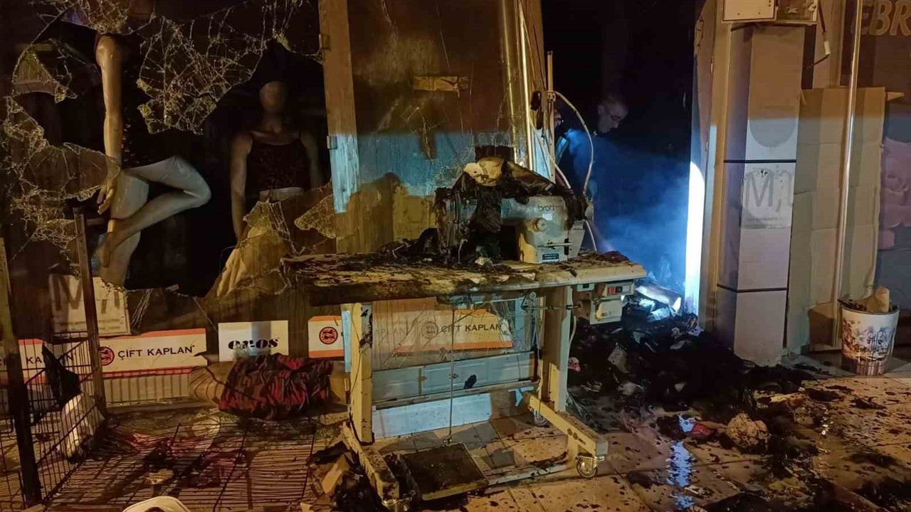 Isparta’da iç giyim mağazasında çıkan yangın itfaiye ekiplerince söndürüldü
