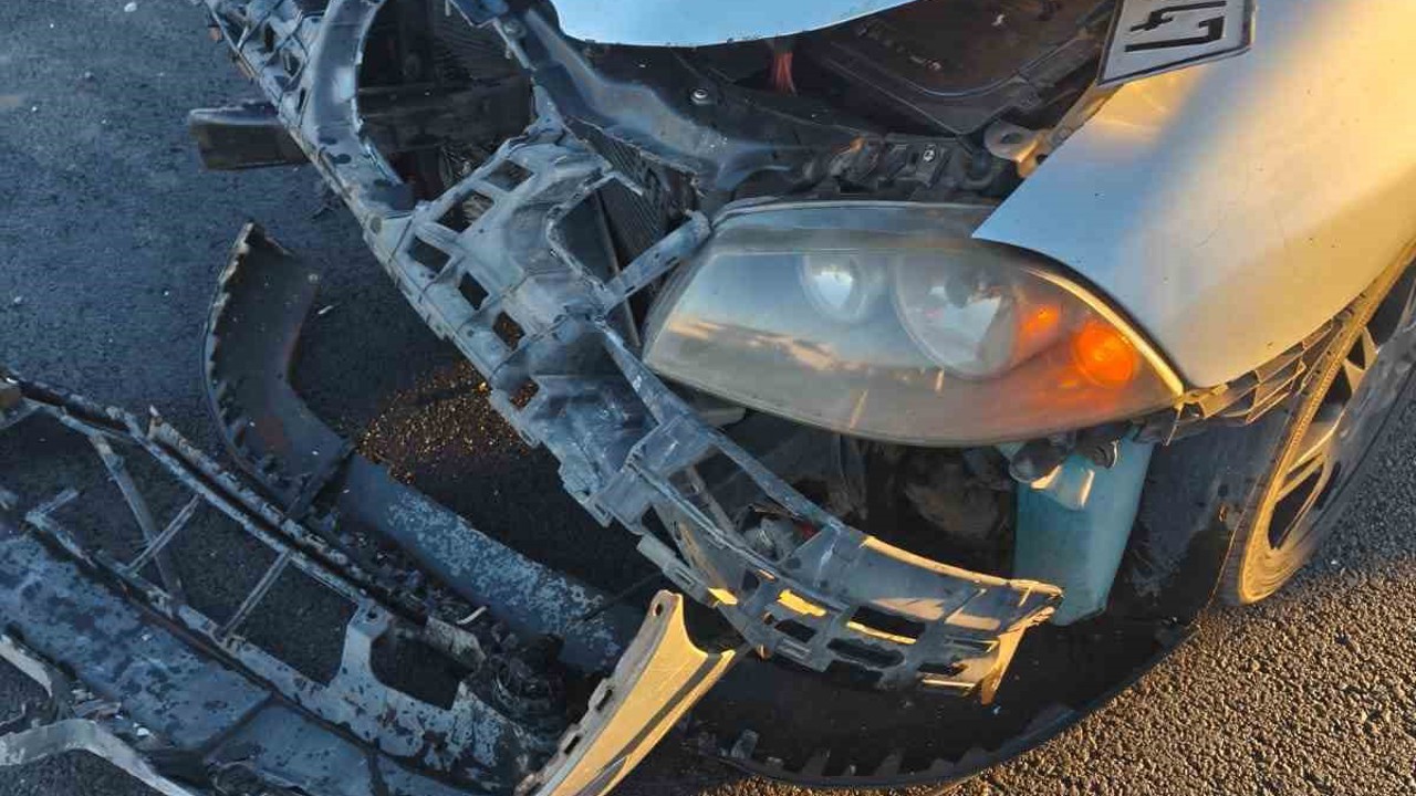 Otomobil ile kamyonet çarpıştı: 5 yaralı
