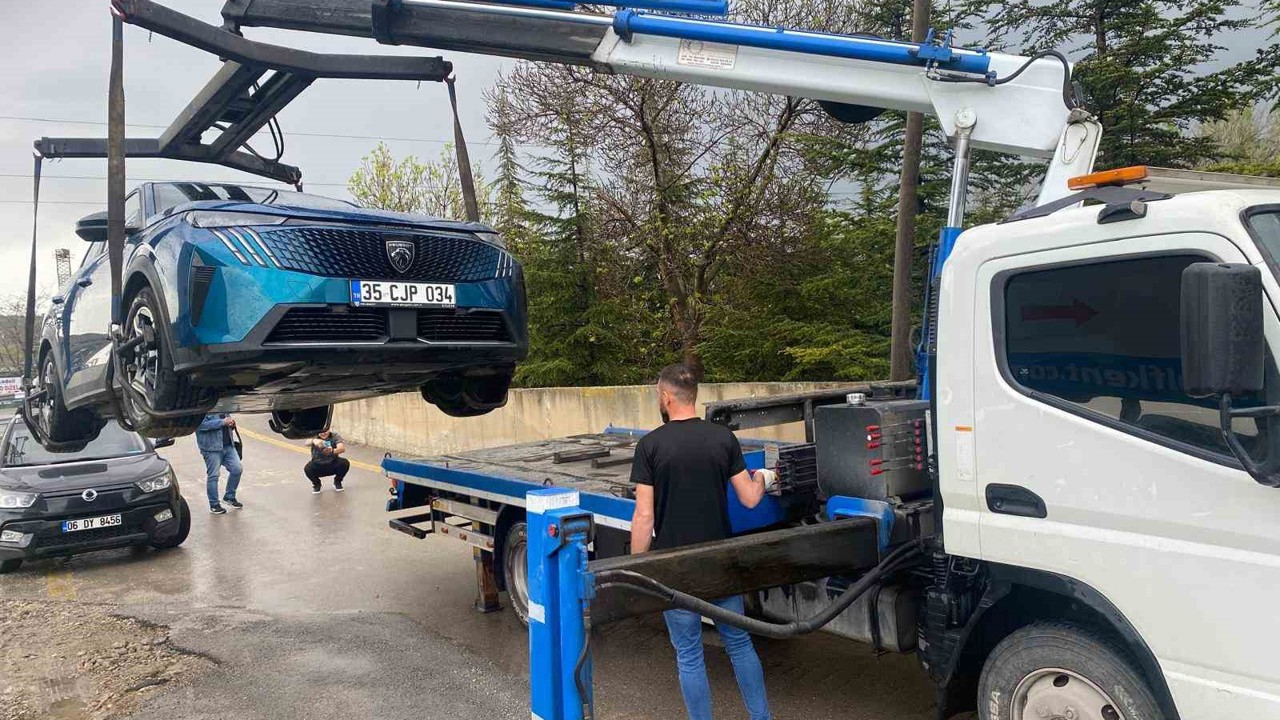 Elektrikli otomobilin yakınına yıldırım düştü, milyonluk araç ’hurda’ oldu
