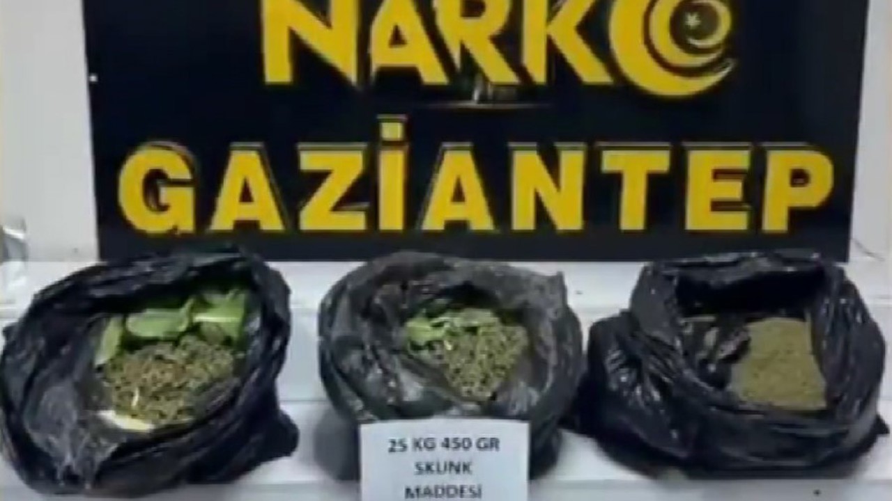 Gaziantep’te 22 kilo skunk ile çok sayıda silah ele geçirildi: 7 gözaltı
