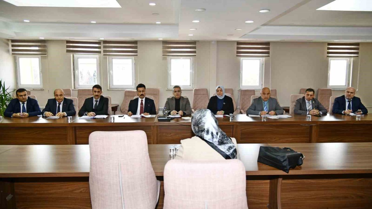 Vali Çiçek halk gününde vatandaşların sorunlarını dinledi
