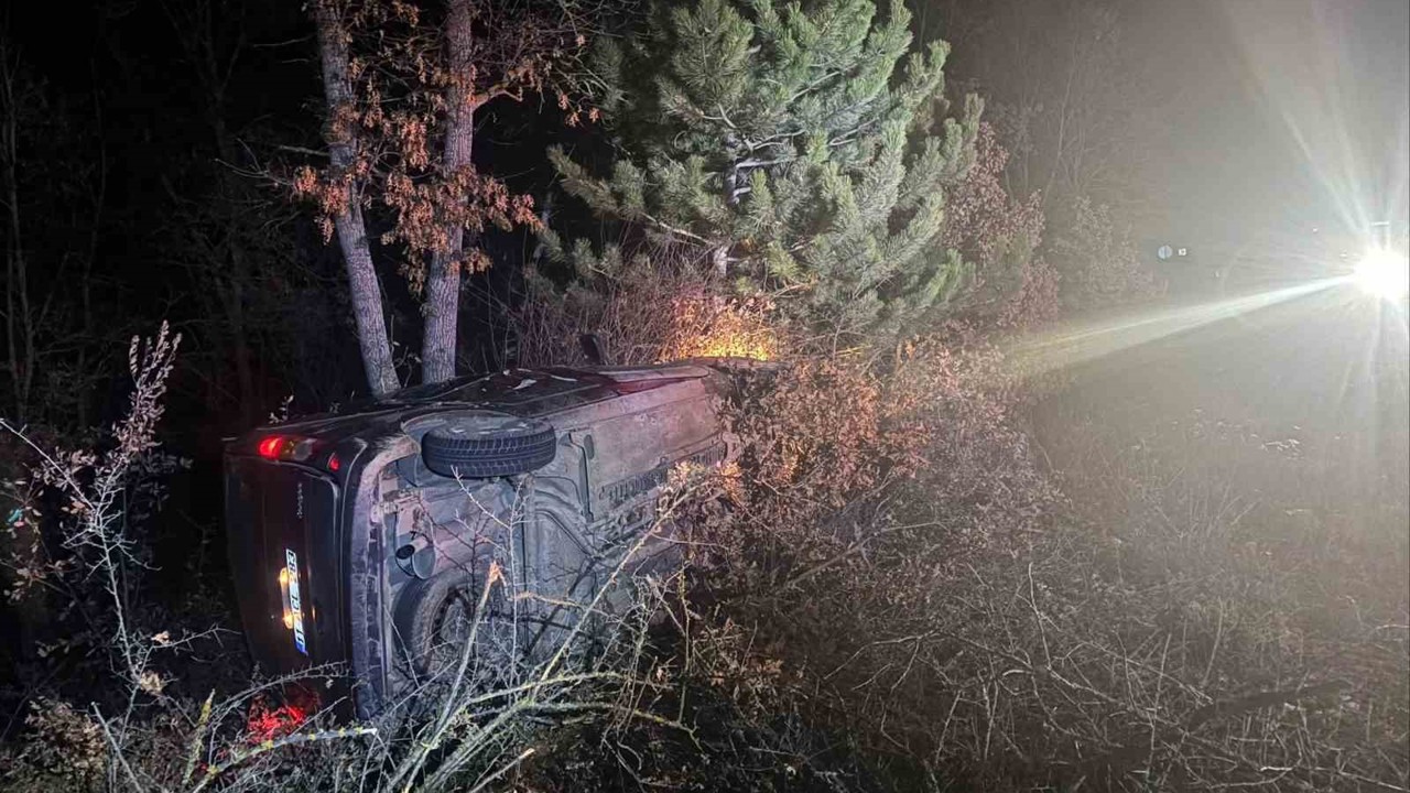 Şarampole uçan araçta bulunan 2 kişi yaralandı
