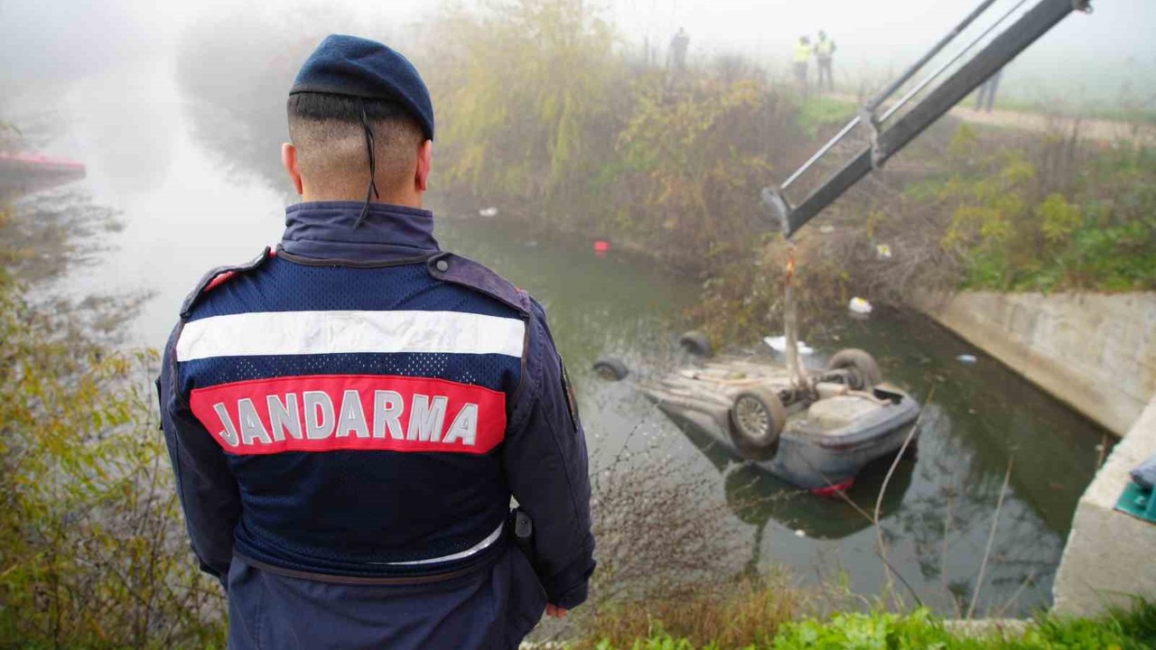 Kazada ölen arkadaşını araçta bırakıp kaçtılar
