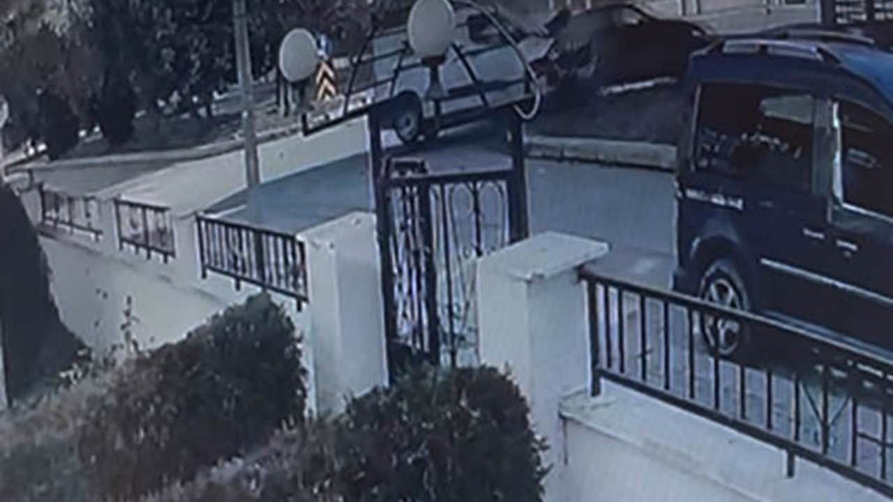 İki aracın hurdaya döndüğü kaza kameraya yansıdı
