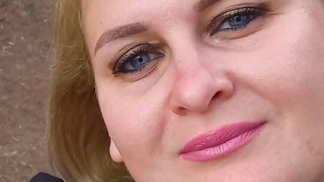 Yolun karşısına geçerken otomobilin çarptığı kadın yaşam mücadelesini kaybetti
