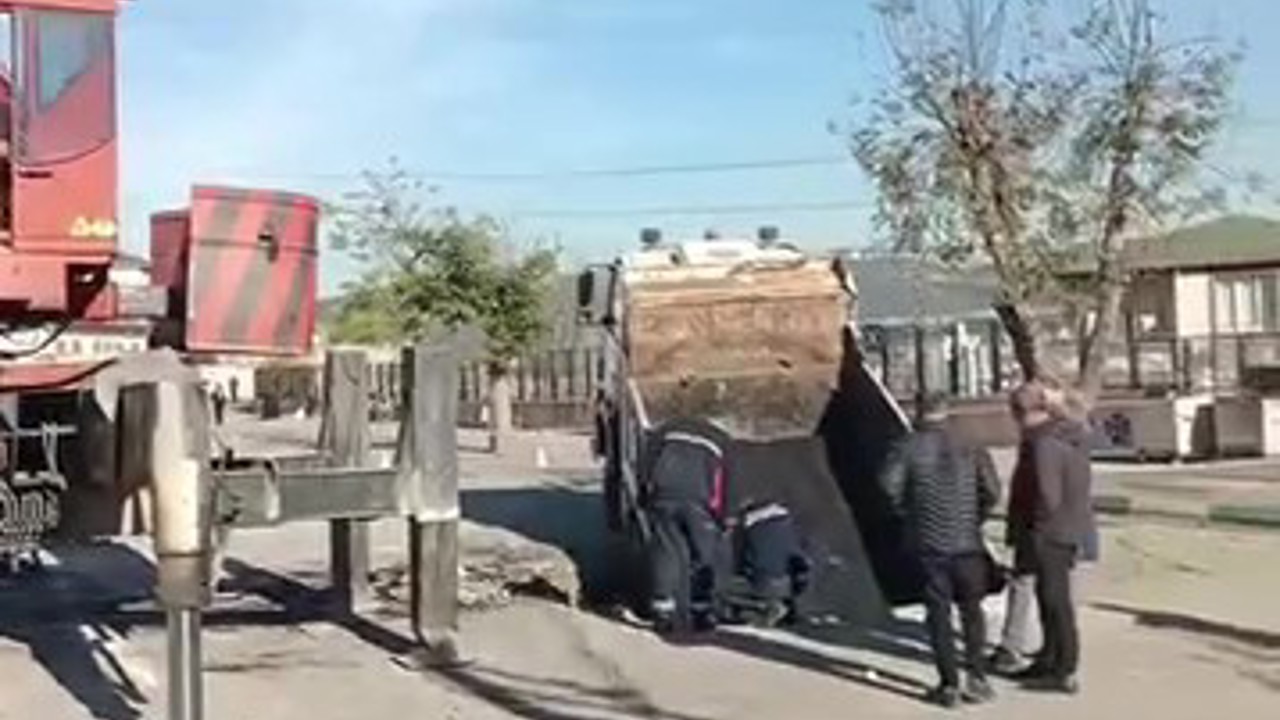 Okul bahçesinde çökme sonucu çukura düşen kamyon vinçle çıkarıldı
