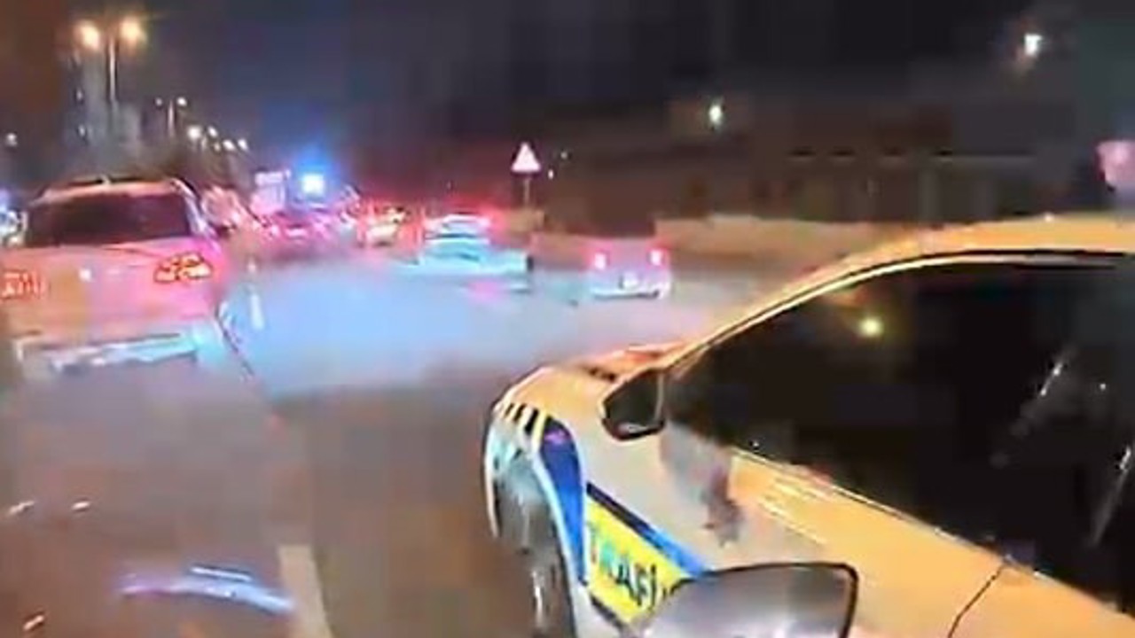 Trafikte kalan ambulansa motosikletli kurye yardımıyla yol açıldı
