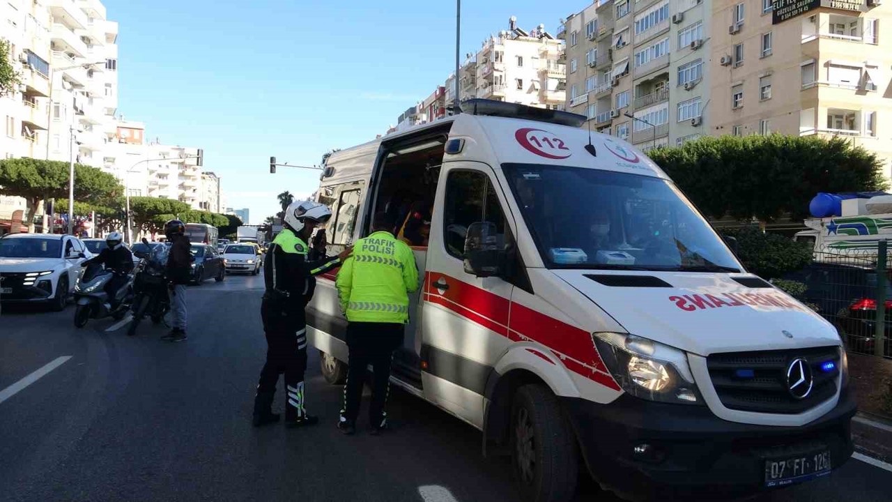 Kavşak sisteminde çarpışan iki motosikletin sürücüleri yaralandı
