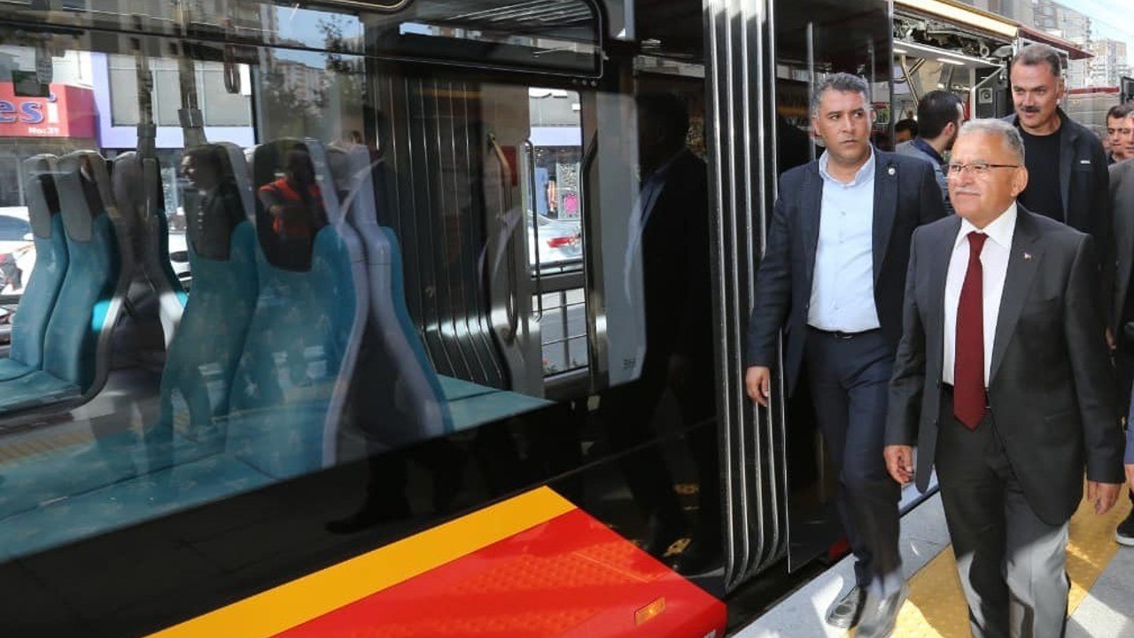 Başkan Büyükkılıç’tan 1 yılda 90 saat ücretsiz tramvay hizmeti
