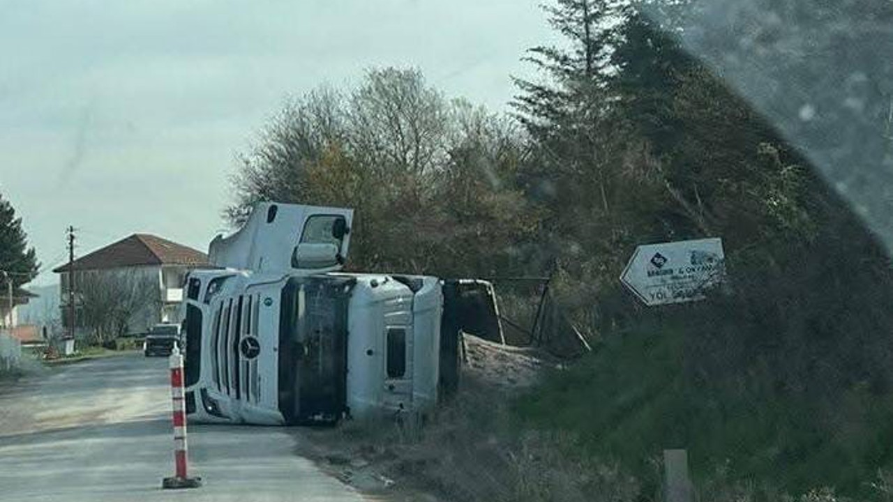 Çaycuma’da kontrolden çıkan tır devrildi

