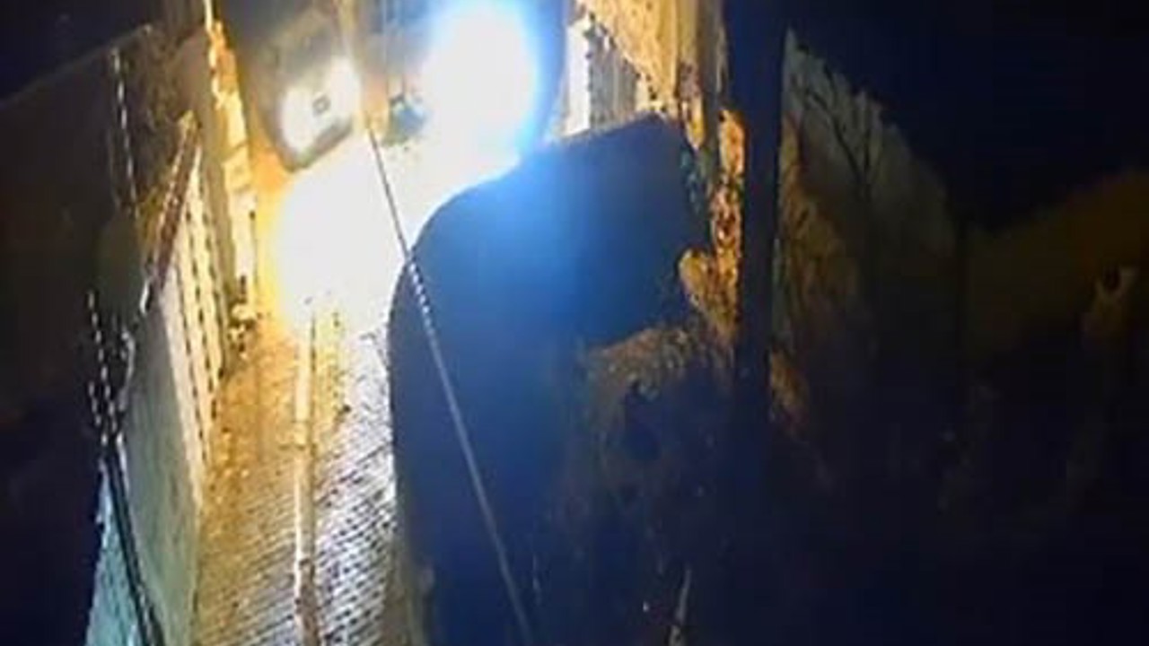 Husumetlisinin park halindeki aracına zarar verdi
