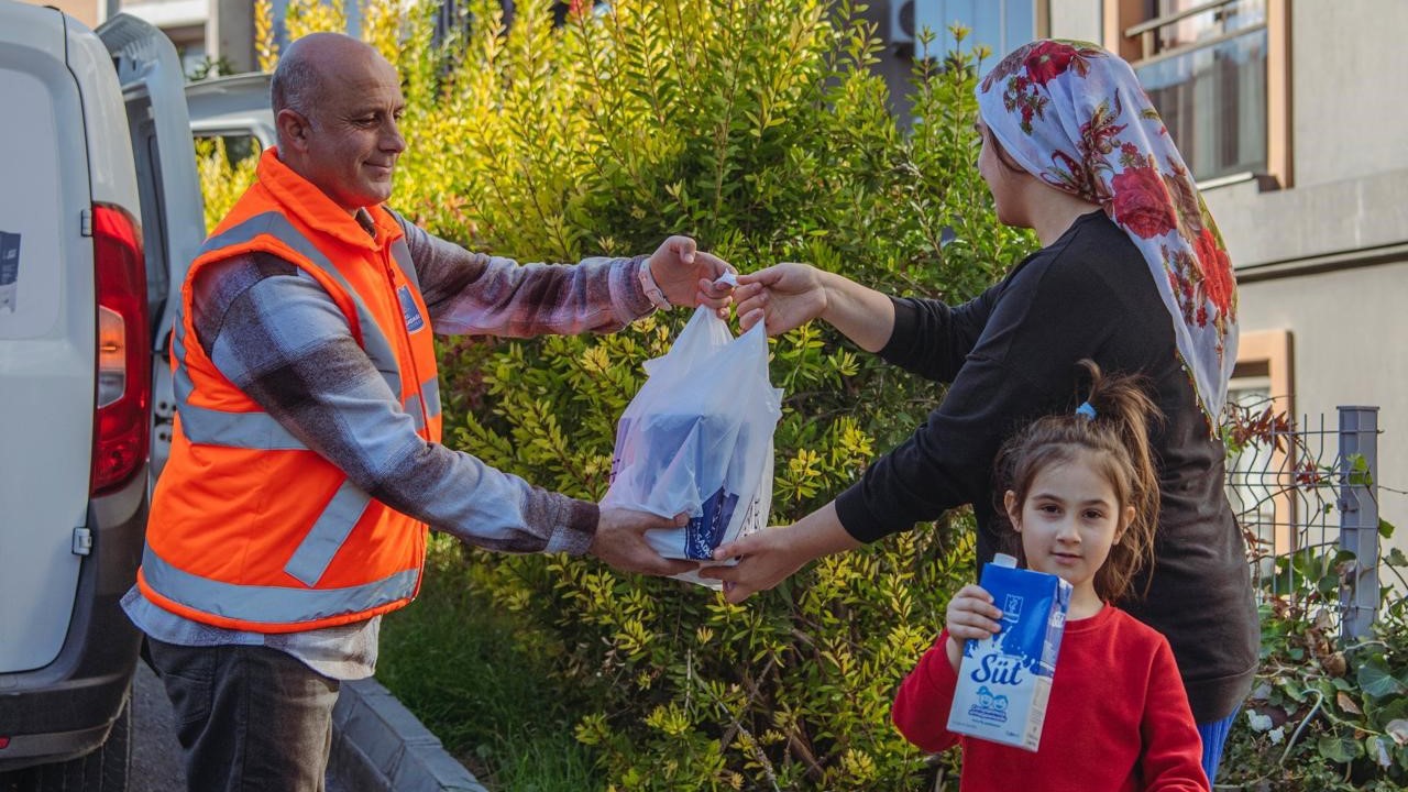 Kuşadası Belediyesi süt dağıtımına devam ediyor

