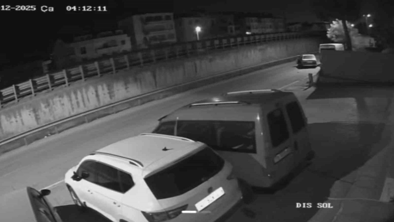 İterek çaldıkları otomobile "kontak" ararken yakalandılar
