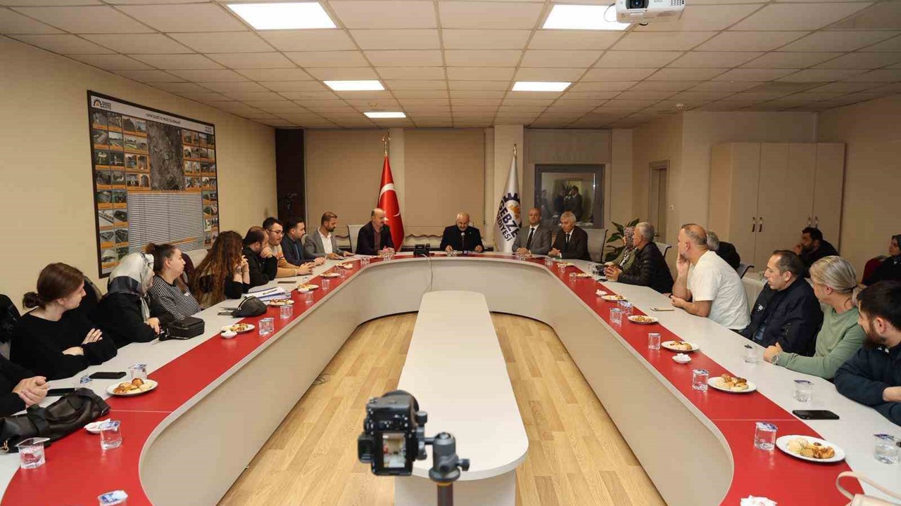 Büyükgöz, yıkım kararı alınan binanın mülk sahipleriyle bir araya geldi
