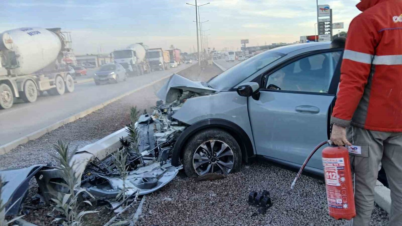 Hurdaya dönen araçtan yaralı kurtuldu
