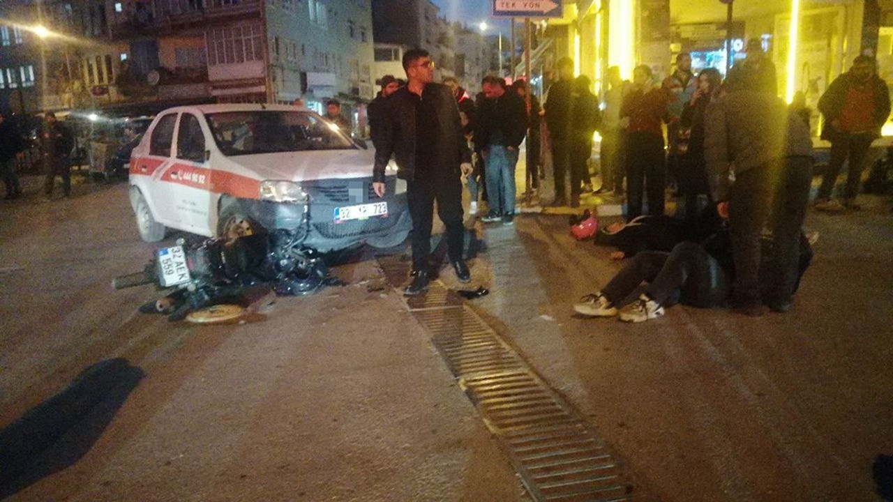 Isparta’da otomobille motosiklet çarpıştı: 2 yaralı
