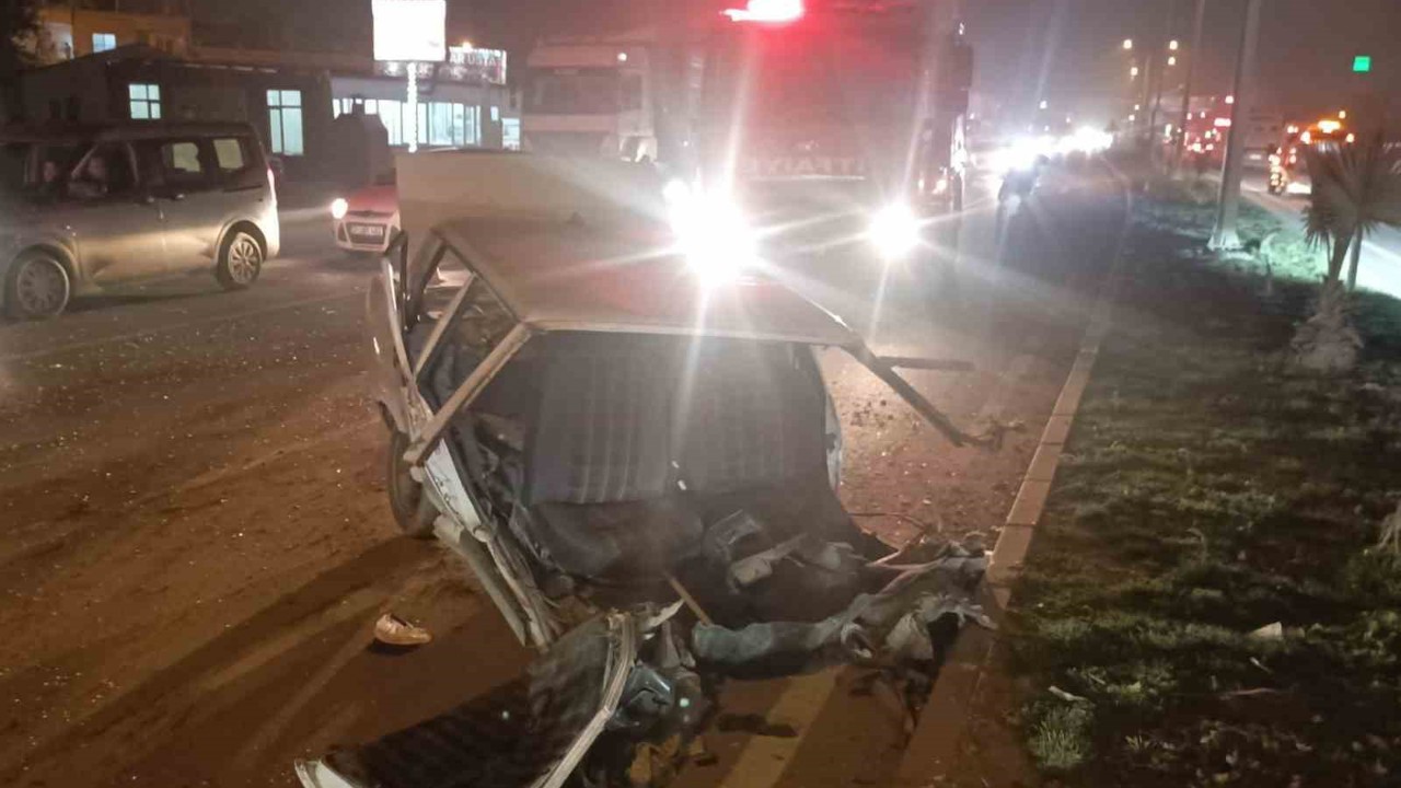 Tırla çarpışan Tofaş ikiye bölündü
