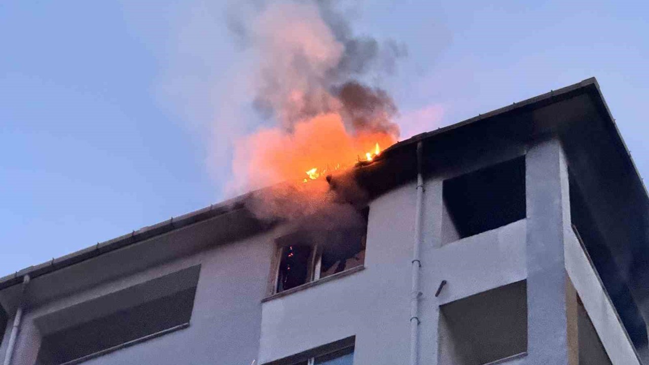 Edirne’de dairede çıkan yangın çatıya  sıçradı
