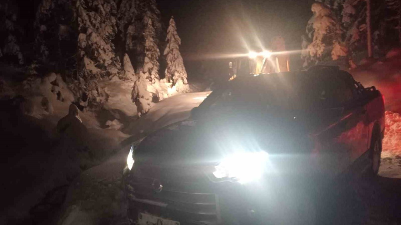 Yaylada mahsur kalan aileyi  belediye ekipleri kurtardı
