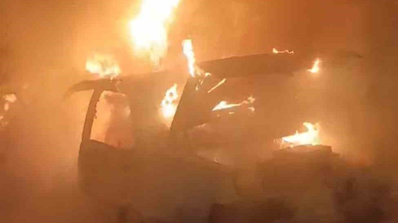 Park halindeki otomobil alev topuna döndü
