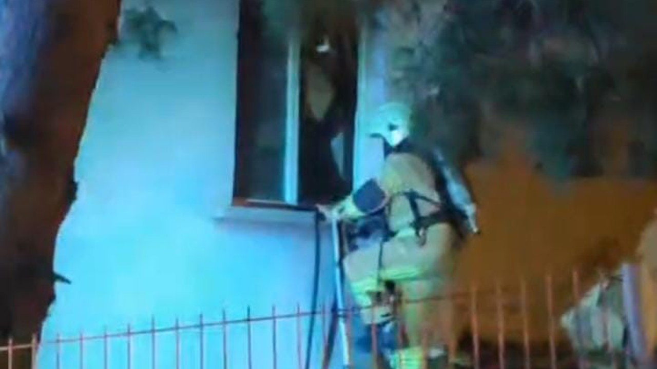 Bursa’da korkutan yangın: İtfaiye ekipleri camı kırıp içeri girdi
