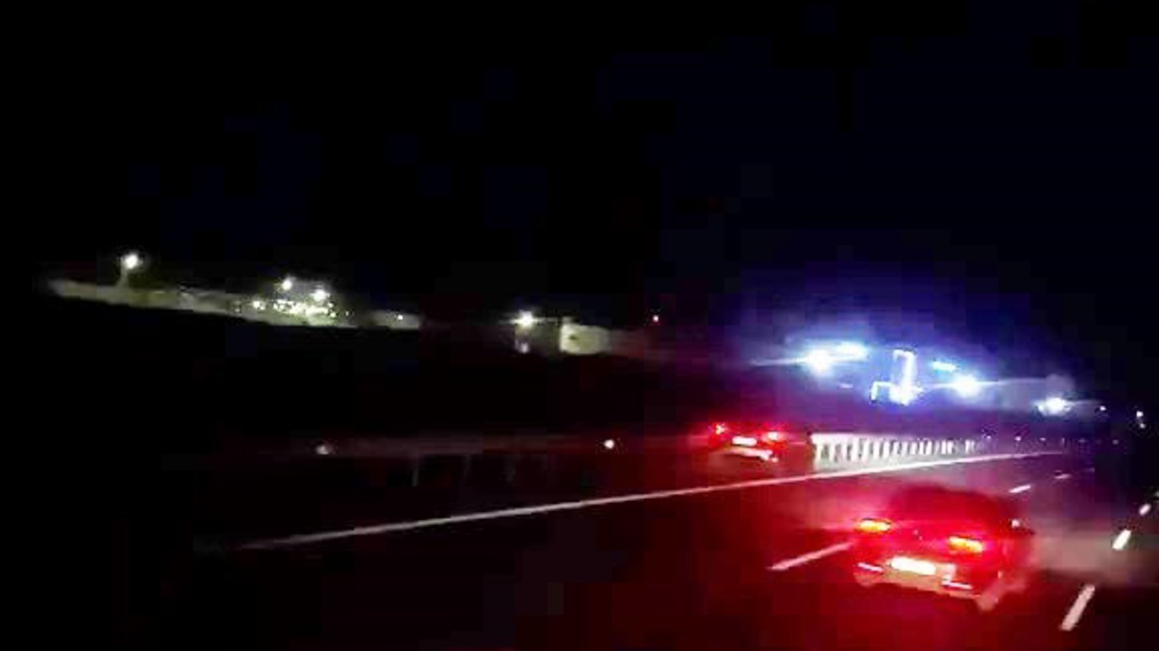 Otobanda yürekleri ağza getiren görüntü, bariyerlere vurmak üzereyken durdu
