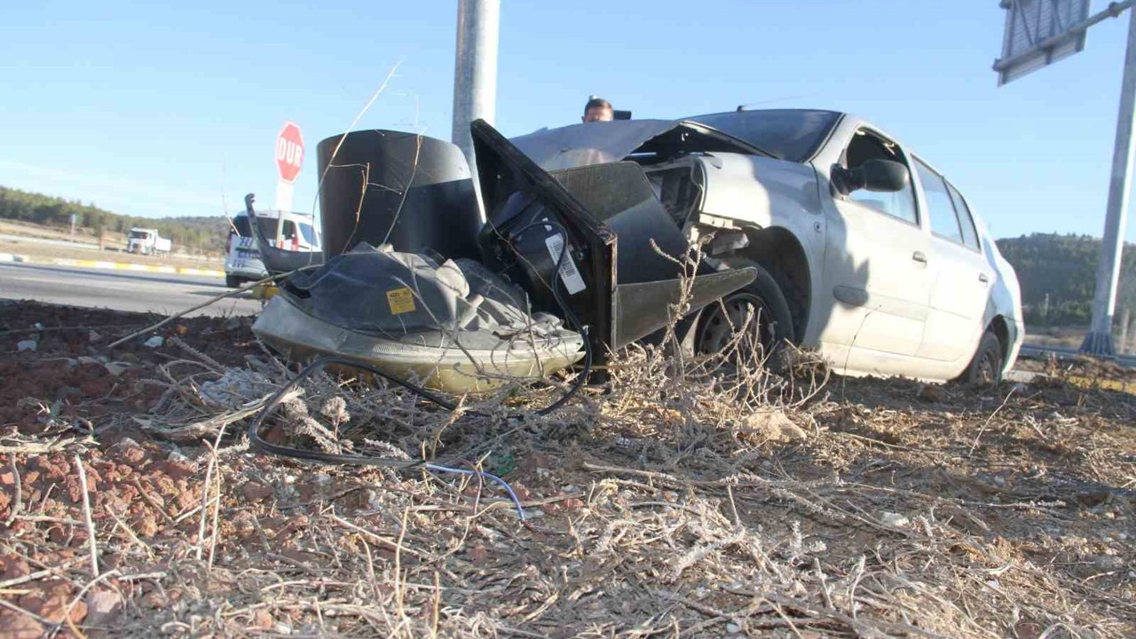 Otomobil trafik ışığı direğine çarptı: 2 yaralı
