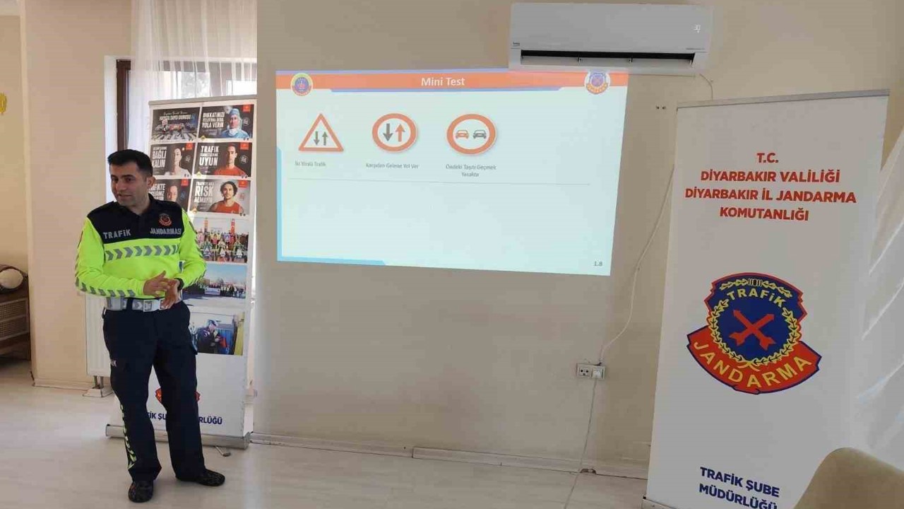 Diyarbakır’da trafik ekipleri emniyet kemeri takmanın önemini anlattı
