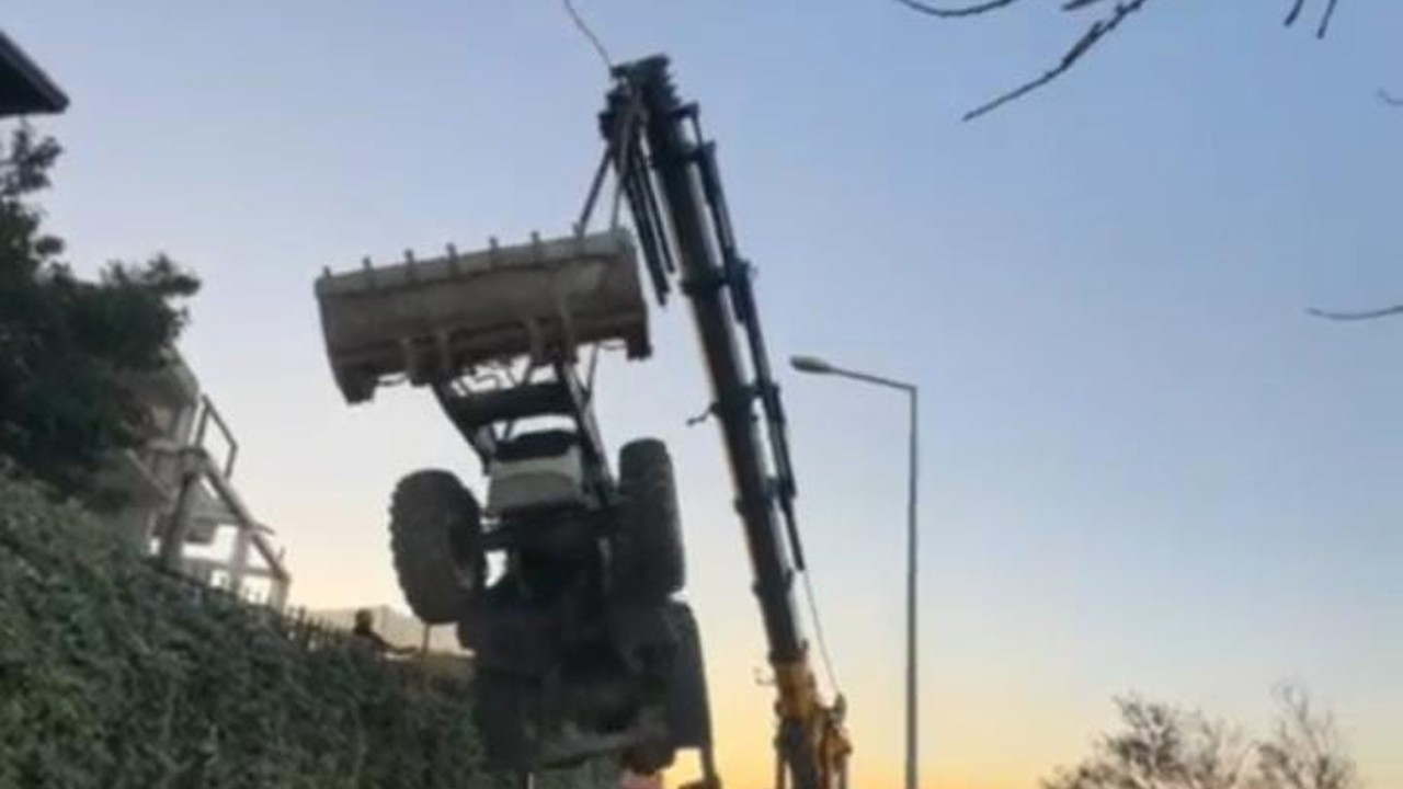 Mudanya’da kepçenin vinçten düştüğü anlar kameraya yansıdı

